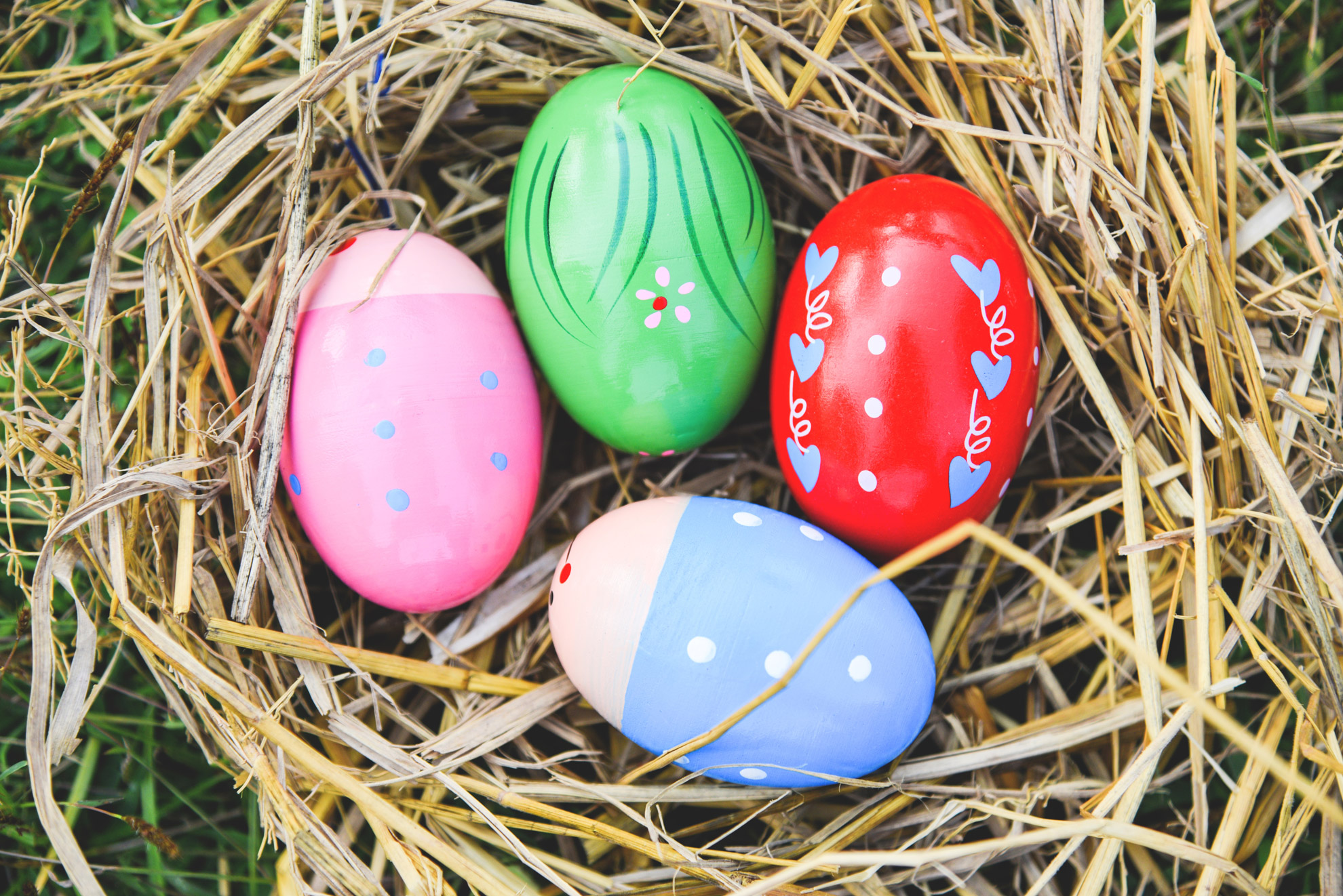 caccia alle uova di pasqua. Delle uova dipinte di diversi colori deposte in un nido di paglia